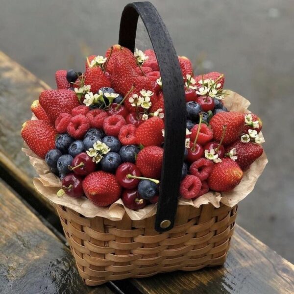 A beautifully arranged premium strawberry & blueberry gift basket featuring 1 KG strawberries and 1 KG blueberries, presented in an elegant premium basket.