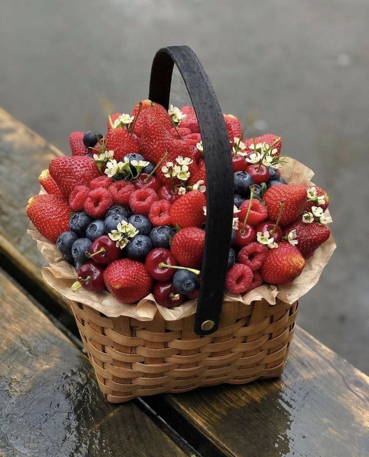 A beautifully arranged premium strawberry & blueberry gift basket featuring 1 KG strawberries and 1 KG blueberries, presented in an elegant premium basket.